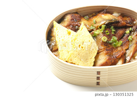 曲げわっぱ入り鰻丼弁当を白背景で撮影 曲げわっぱ入り鰻丼弁当を白背景で撮影 130351325