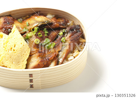 曲げわっぱ入り鰻丼弁当を白背景で撮影 130351326
