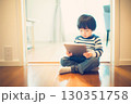 タブレットで遊ぶ児童 130351758