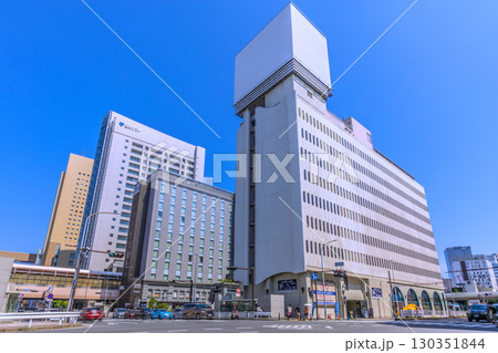 日本の横浜都市景観　桜木町駅 南改札（西口）側から富士ソフトやぴおシティ、ホテルメッツなどを望む 130351844