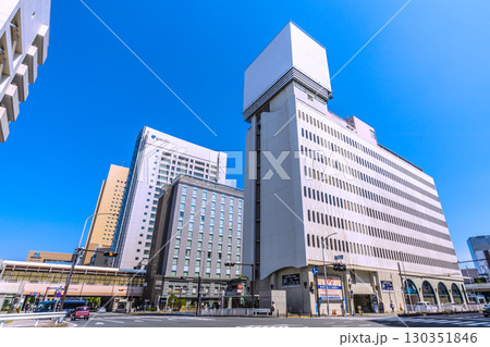 日本の横浜都市景観　桜木町駅 南改札（西口）側から富士ソフトやぴおシティ、ホテルメッツなどを望む 130351846