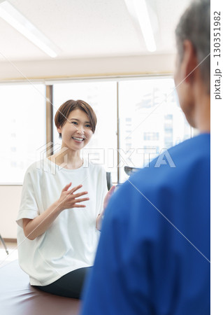 整骨院の先生と患者 整骨院の先生と患者 130351982