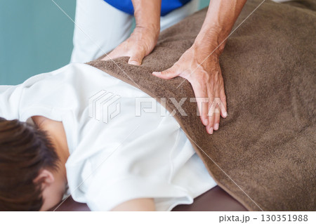 施術する整骨院の先生と患者 130351988