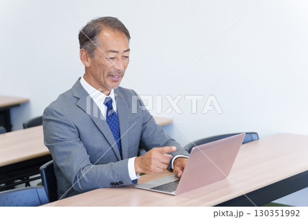 パソコンを使うシニアビジネスマン 130351992