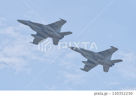 空中給油デモを行うアメリカ海軍のF/A-18　スーパーホーネット 130352230
