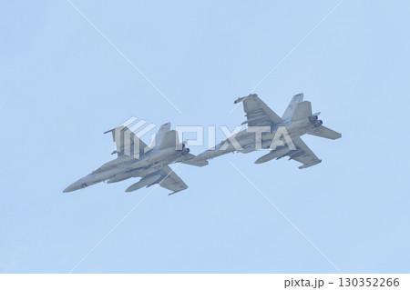 空中給油デモを行うアメリカ海軍のF/A-18 スーパーホーネット 空中給油デモを行うアメリカ海軍のF/A-18 スーパーホーネット 130352266