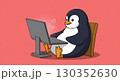 パソコンをしているペンギン 130352630