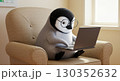 パソコンをしているペンギン 130352632