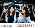 二人の日本人女性がカフェで会話をしている 130352634