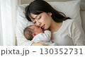 赤ちゃんと一緒に眠るお母さん 130352731