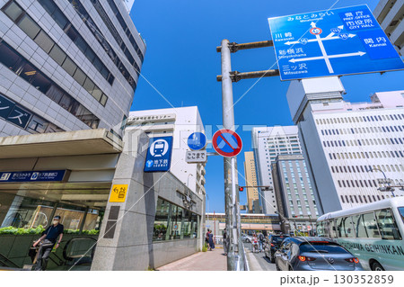 日本の横浜都市景観 桜木町駅 南改札(西口)側から富士ソフトやぴおシティ、ホテルメッツなどを望む 日本の横浜都市景観 桜木町駅 南改札(西口)側から富士ソフトやぴおシティ、ホテルメッツなどを望む 130352859