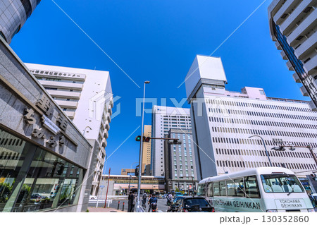 日本の横浜都市景観　桜木町駅 南改札（西口）側から富士ソフトやぴおシティ、ホテルメッツなどを望む 130352860