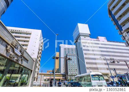 日本の横浜都市景観　桜木町駅 南改札（西口）側から富士ソフトやぴおシティ、ホテルメッツなどを望む 130352861