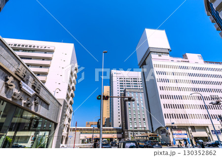 日本の横浜都市景観 桜木町駅 南改札(西口)側から富士ソフトやぴおシティ、ホテルメッツなどを望む 日本の横浜都市景観 桜木町駅 南改札(西口)側から富士ソフトやぴおシティ、ホテルメッツなどを望む 130352862