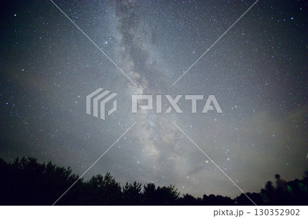 離島に流れる天の川 130352902