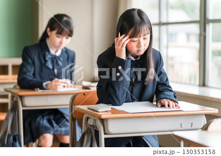 学校の教室・塾で試験・テストを受ける高校生・中学生・小学生の女の子（受験） 130353158