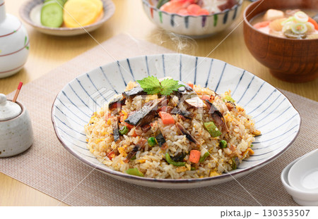 鯖ジャーキー入り家庭風チャーハン定食|湯気立つ出来立てご飯と味噌汁・副菜の和食イメージ 鯖ジャーキー入り家庭風チャーハン定食|湯気立つ出来立てご飯と味噌汁・副菜の和食イメージ 130353507