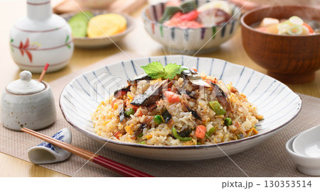 鯖ジャーキー入り家庭風チャーハン定食｜湯気立つ出来立てご飯と味噌汁・副菜の和食イメージ 130353514