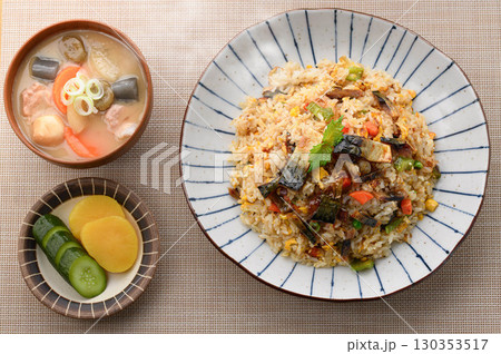 鯖ジャーキー入り家庭風チャーハン定食｜湯気立つ出来立てご飯と味噌汁・副菜の和食イメージ 130353517