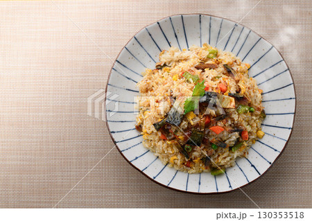 鯖ジャーキー入り家庭風チャーハン定食|湯気立つ出来立てご飯と味噌汁・副菜の和食イメージ 鯖ジャーキー入り家庭風チャーハン定食|湯気立つ出来立てご飯と味噌汁・副菜の和食イメージ 130353518