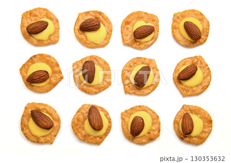 アーモンドとチーズを乗せた煎餅 130353632