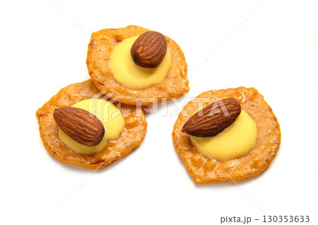 アーモンドとチーズを乗せた煎餅 アーモンドとチーズを乗せた煎餅 130353633