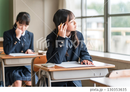 テスト中にやる気がなさそうにまだの外を見る小学生,中学生,高校生の女子生徒(無気力,反抗期,不機嫌) テスト中にやる気がなさそうにまだの外を見る小学生,中学生,高校生の女子生徒(無気力,反抗期,不機嫌) 130353635