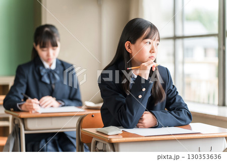 テスト中にやる気がなさそうにまだの外を見る小学生,中学生,高校生の女子生徒(無気力,反抗期,不機嫌) テスト中にやる気がなさそうにまだの外を見る小学生,中学生,高校生の女子生徒(無気力,反抗期,不機嫌) 130353636