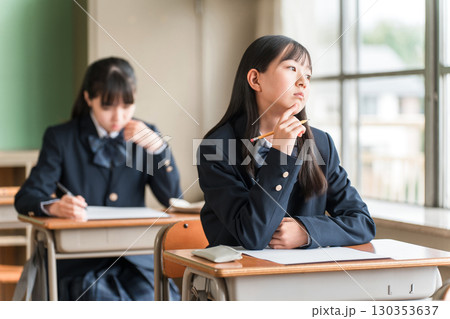 テスト中にやる気がなさそうにまだの外を見る小学生,中学生,高校生の女子生徒（無気力,反抗期,不機嫌） 130353637