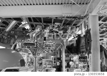 ゲームセンター内の装飾の国旗 130353658