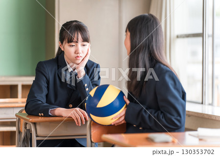 学校の教室で友達・クラスメイト・同級生と休憩時間に部活の話をする小学生・中学生・高校生 130353702