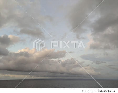 厚い雲が浮かぶ海 厚い雲が浮かぶ海 130354313