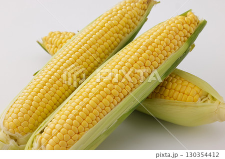 新鮮で甘いとうもろこし 130354412