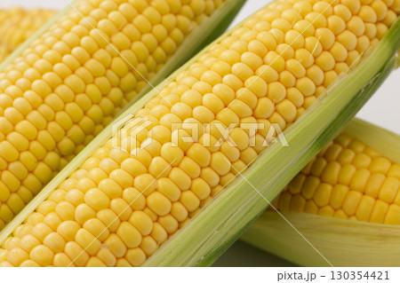 新鮮で甘いとうもろこし 130354421