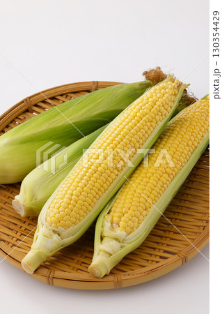 新鮮で甘いとうもろこし 130354429