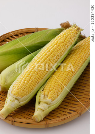 新鮮で甘いとうもろこし 新鮮で甘いとうもろこし 130354430