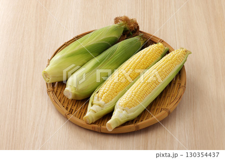 新鮮で甘いとうもろこし 130354437