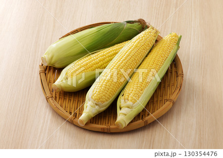 新鮮で甘いとうもろこし 新鮮で甘いとうもろこし 130354476