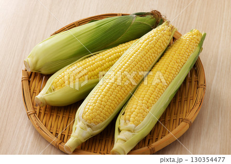 新鮮で甘いとうもろこし 130354477