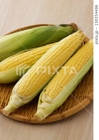 新鮮で甘いとうもろこし 新鮮で甘いとうもろこし 130354486