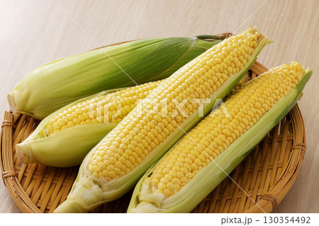 新鮮で甘いとうもろこし 130354492