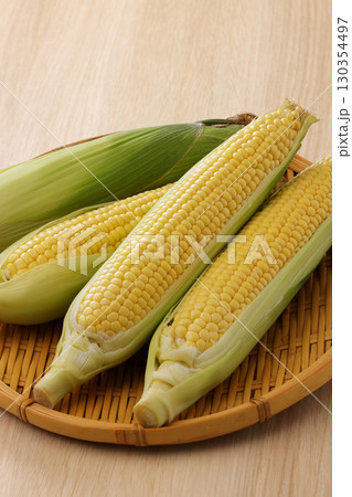 新鮮で甘いとうもろこし 新鮮で甘いとうもろこし 130354497