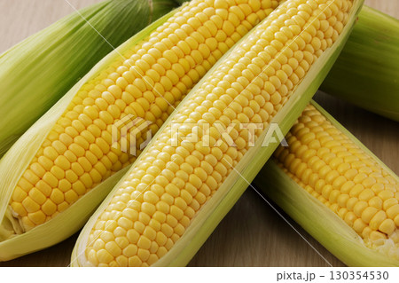新鮮で甘いとうもろこし 130354530