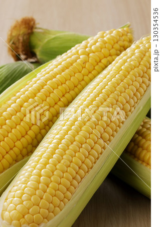 新鮮で甘いとうもろこし 130354536