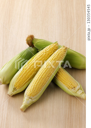 新鮮で甘いとうもろこし 130354545