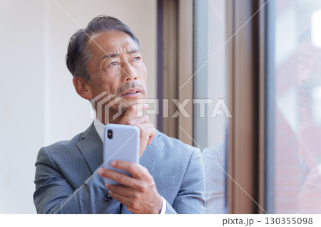 スマホを使うシニアビジネスマン 130355098