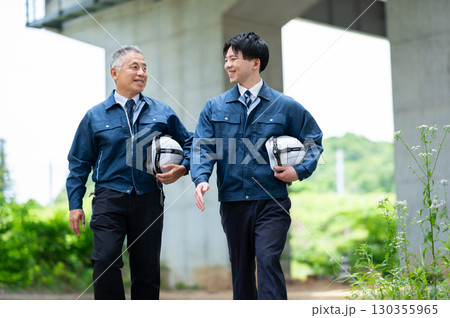 作業着姿の若手とベテラン 130355965