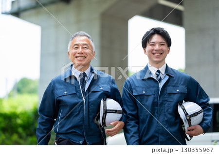 作業着姿の若手とベテラン 130355967