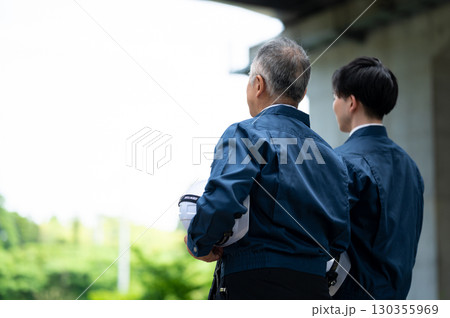 作業着姿の若手とベテラン 130355969