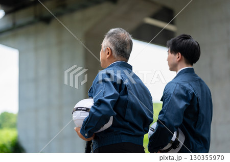 作業着姿の若手とベテラン 130355970
